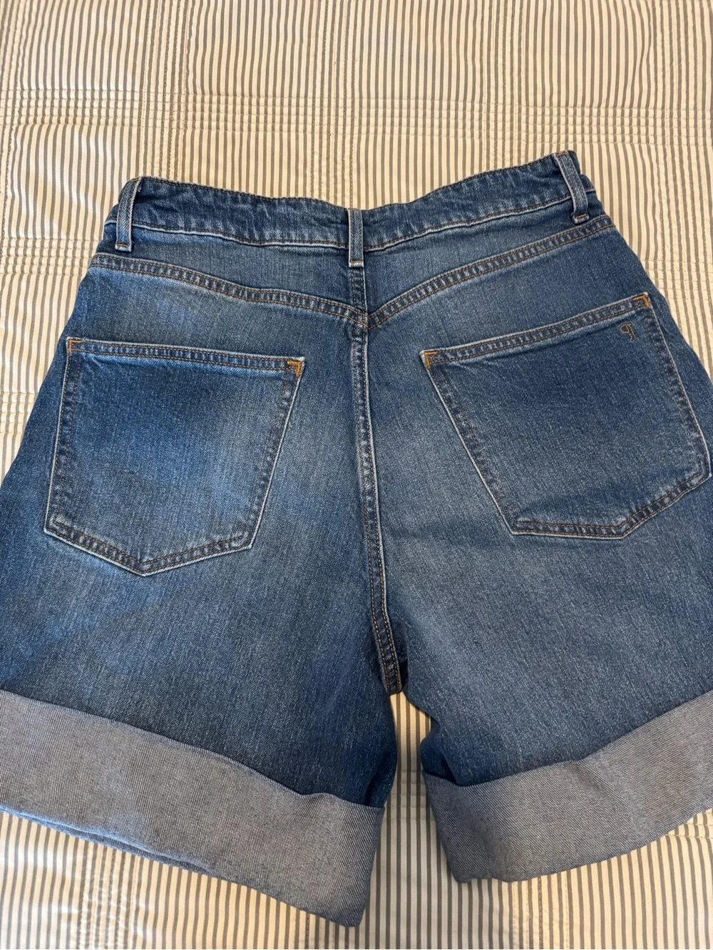 THE AUSTYN HIGH-RISE CUFFED JEAN SHORTS BY PILCRO - Picture 3 of 4